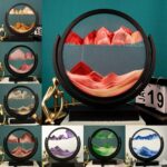 Balade dans un paysage géologique en verre soufflé, représentant des montagnes colorées et des formations rocheuses. Une pièce décorative unique pour les amateurs de sciences et de décoration.