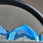 Pince à épiler en acier inoxydable avec support en silicone bleu, idéale pour la manipulation précise d'échantillons en laboratoire scientifique ou en décoration.