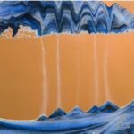 Illustration d'une éruption volcanique avec lave en fusion et vapeur s'échappant du cratère, représentant la puissance de la nature.