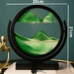 Panneau décoratif représentant une scène géologique avec montagnes vertes et ciel nuageux, encadré dans un cercle noir, idéal pour une décoration scientifique ou éducative.