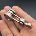 Petit télescope en métal pour l'observation scientifique, compact et précis, idéal pour les amateurs de sciences et de découvertes.
