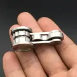 Pendentif scientifique en métal, petit et élégant, conçu pour les amateurs de science et de décoration. Parfait pour les collectionneurs ou comme accessoire unique.