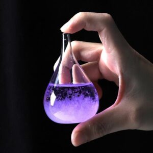 Flacon de laboratoire en verre contenant un liquide violet lumineux, tenu par une main, illustrant la science et la décoration scientifique.