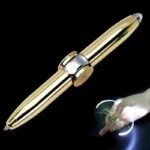 Stylo de luxe en or avec lumière LED pour écriture précise et élégante, idéal pour les amateurs de science et de décoration sophistiquée.