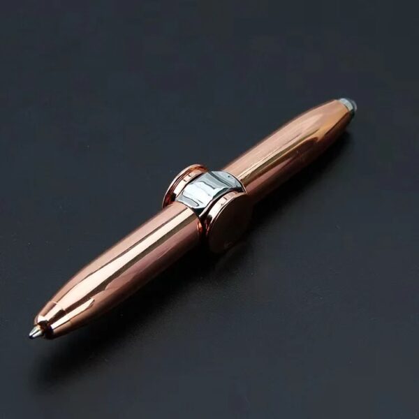 Stylo en métal rose doré avec clip argenté, élégant et moderne, posé sur un fond noir. Parfait pour une décoration scientifique ou un accessoire de bureau sophistiqué.