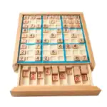 Jeu de société en bois avec pièces numérotées pour activités éducatives et de réflexion. Parfait pour stimuler l'esprit et apprendre les chiffres de manière ludique.