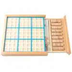 Boîte en bois avec compartiments pour organiser pièces de monnaie, jetons ou autres petits objets, idéale pour collectionneurs ou jeux de société.