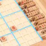 Jeu de société éducatif avec pièces en bois numérotées pour apprendre les chiffres et les mathématiques de manière ludique.