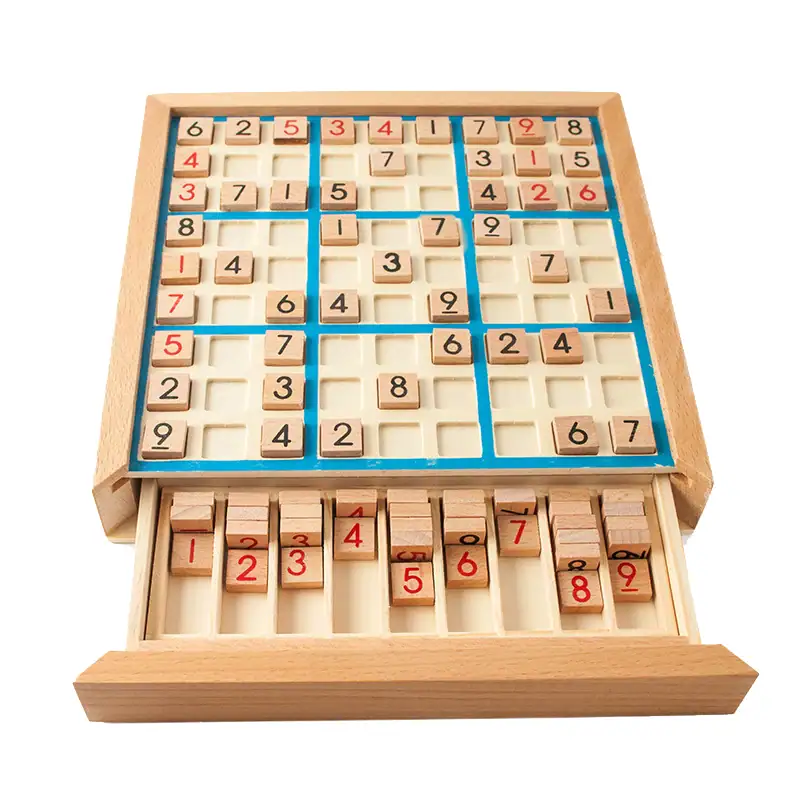Jeu de société en bois avec pièces numérotées pour activités éducatives et de réflexion. Parfait pour stimuler l'esprit et apprendre les chiffres de manière ludique.