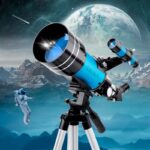 Télescope astronomique pour observation du ciel, avec vue sur la lune, étoiles et astronautes dans un décor spatial. Parfait pour la décoration scientifique et passionnés d'astronomie.