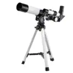 Télescope astronomique blanc et noir avec trépied, idéal pour l'observation des étoiles et des planètes, parfait pour les amateurs de sciences et d'astronomie.