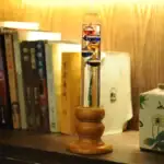 Pied à Coulisse en verre avec mécanisme précis pour mesurer avec élégance et précision. Idéal pour les amateurs de science et de décoration scientifique, apportant une touche vintage à votre.