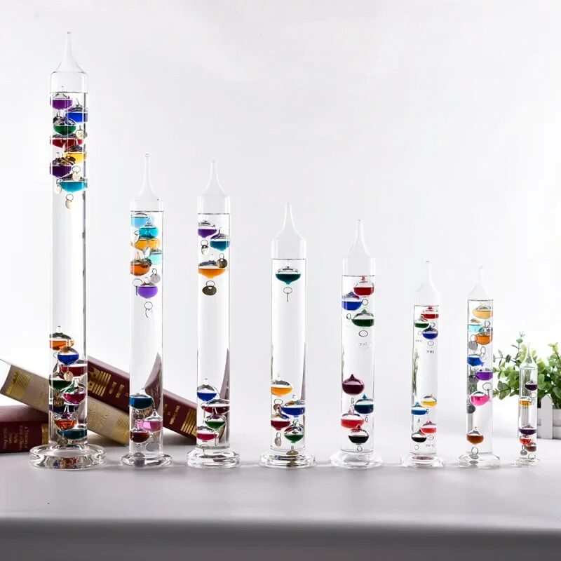 Série de vases de laboratoire transparents de différentes tailles, remplis de billes colorées, illustrant des objets scientifiques décoratifs et éducatifs.
