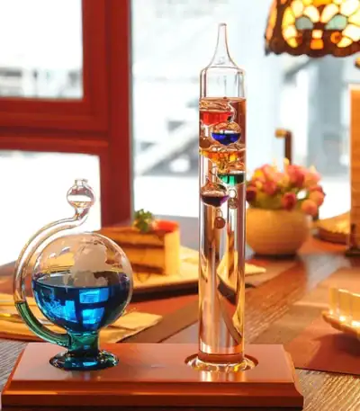 Vase de laboratoire avec liquides colorés et objets flottants, décor scientifique pour intérieur, ambiance chaleureuse et créative.