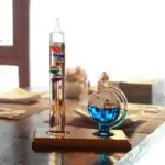 Éprouvettes et flacons de laboratoire avec liquides colorés sur une table en bois, décor scientifique pour la maison ou le bureau.