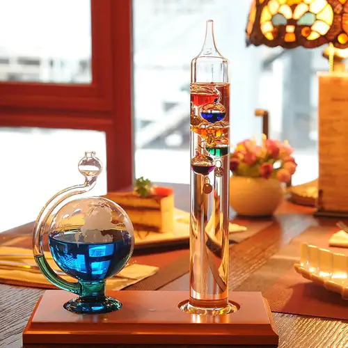 Vase de laboratoire avec liquides colorés et objets flottants, décor scientifique pour intérieur, ambiance chaleureuse et créative.