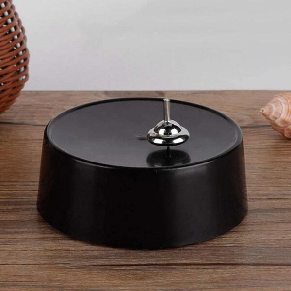 Porte-bougie décoratif inspiré de la science, en métal noir avec une boule en acier brillant au centre.