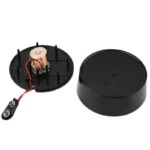 Composants électroniques d'une pile bouton et d'un boîtier de montre, illustrant la mécanique de l'énergie et du stockage dans un contexte scientifique.