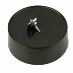 Porte-clé en forme de planète avec anneau, en métal argenté, posé sur un support noir. Accessoire de décoration scientifique pour collection ou cadeau.