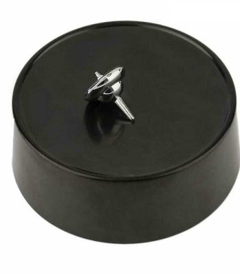 Porte-clé en forme de planète avec anneau, en métal argenté, posé sur un support noir. Accessoire de décoration scientifique pour collection ou cadeau.