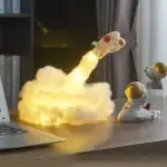 Vaisseau spatial en forme de tête de mort avec nuage de fumée lumineuse, décor scientifique pour collection ou décoration intérieure, inspiré de l'espace et de la science-fiction.