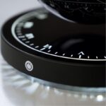 Horloge scientifique moderne avec cadran lumineux et design épuré, idéale pour la décoration de bureau ou d'espace de travail.