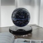 Globe céleste lumineux avec constellations et étoiles, idéal pour la décoration scientifique et éducative.