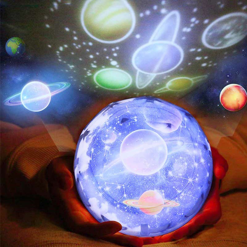 Illustration d'une projection 3D de planètes et du système solaire, avec une main tenant une sphère lumineuse représentant la Terre, entourée d'astres colorés et d'orbites.