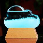 Objet scientifique en forme de nuage avec éclairage LED bleu, décoratif et innovant.