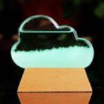 Objet scientifique en forme de nuage lumineux en verre avec base en bois naturel, parfait pour la décoration de bureau ou chambre.