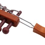 Pendulette de laboratoire en bois et métal, outil scientifique vintage pour expériences ou décoration, avec un design classique et fonctionnel.