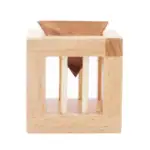Cube en bois avec un pendule suspendu à l'intérieur, illustrant un principe scientifique. Parfait pour la décoration éducative ou pour un espace de travail inspirant.