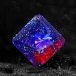 Cube en résine transparent avec des éclats de couleurs fluorescentes, illuminé dans l'obscurité, créant un effet visuel captivant et mystérieux.