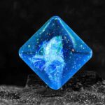 Pierre en verre luminescent bleue, objet de décoration inspiré de la science et de la cristallographie.