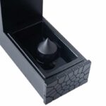 Dispositif scientifique avec cône de diffraction noir dans un boîtier en plastique noir avec motif hexagonal.
