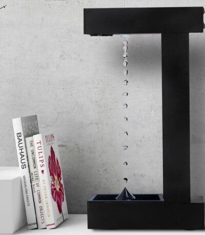 Porte-bouteilles de décoration scientifique en métal noir avec goutte d'eau suspendue, idéal pour une décoration moderne et originale dans un espace de style scientifique ou industriel.