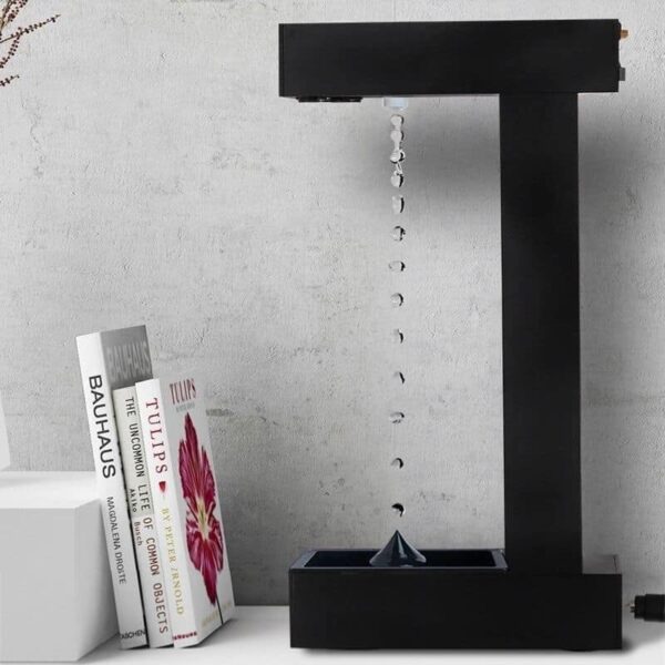 Porte-bouteilles de décoration scientifique en métal noir avec goutte d'eau suspendue, idéal pour une décoration moderne et originale dans un espace de style scientifique ou industriel.