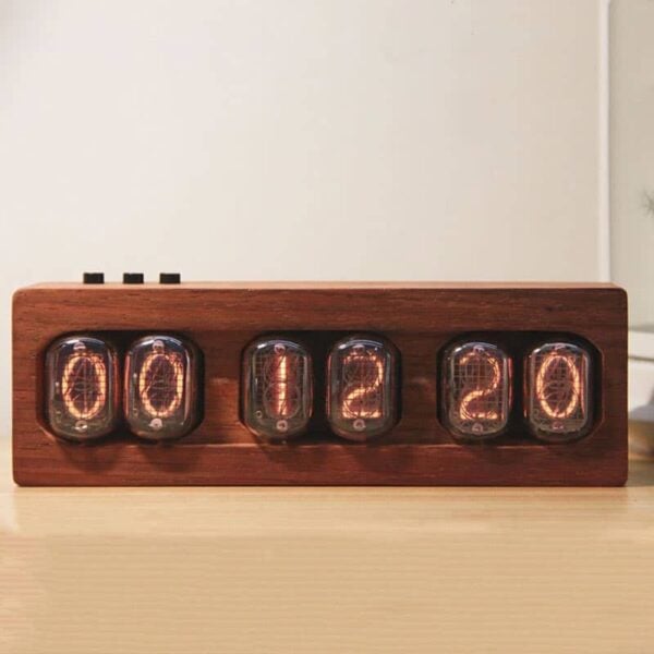 Pendulette Nixie vintage avec affichage numérique en tubes Nixie, encadrée en bois naturel, allumée sur une surface en bois clair, style rétro et industriel.