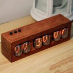 Horloge vintage Nixie en bois massif avec affichage numérique rétro, idéale pour décoration scientifique ou industrielle, alliant style ancien et modernité.