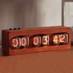 Horloge vintage Nixie en bois massif avec tubes lumineux, design rétro et élégant, idéale pour décoration scientifique ou industrielle.