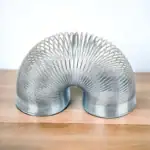 Objet scientifique en métal, design innovant, décoration moderne.