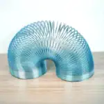 Pendentif en spirale métallique bleue, design scientifique moderne, décoration originale pour intérieur ou bureau.
