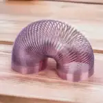 Tube en acier inoxydable spiralé rose, objet décoratif et scientifique pour la maison ou le bureau.