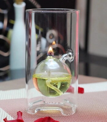 Expérience de chimie avec flamme de sécurité dans un récipient en verre.