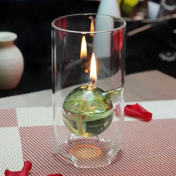 Porte-bougie en verre contenant une bougie allumée, idéal pour la décoration scientifique ou de laboratoire.