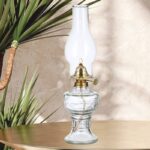 Lampe à pétrole vintage en verre avec abat-jour en verre et détails en laiton, idéale pour décoration d'intérieur ou ambiance rétro.