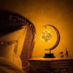 Lampe décorative en forme de lune et de globe stellaire lumineux, idéale pour une décoration scientifique et élégante dans une chambre ou un salon.