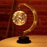 Lampe décorative scientifique avec filament lumineux suspendu.
