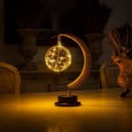 Lampe décorative en forme de lune et de globe lumineux.