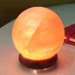 Lampe lune en bois avec lumière douce et base en bois naturel.